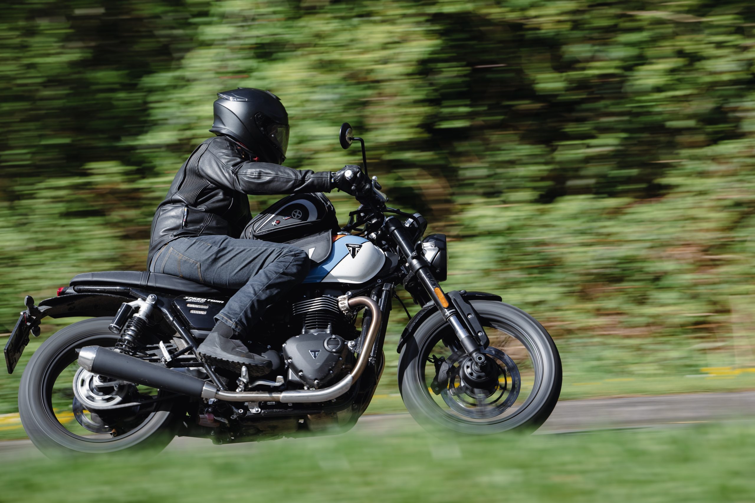Royal Enfield Interceptor 650 vs Triumph Speed Twin 900