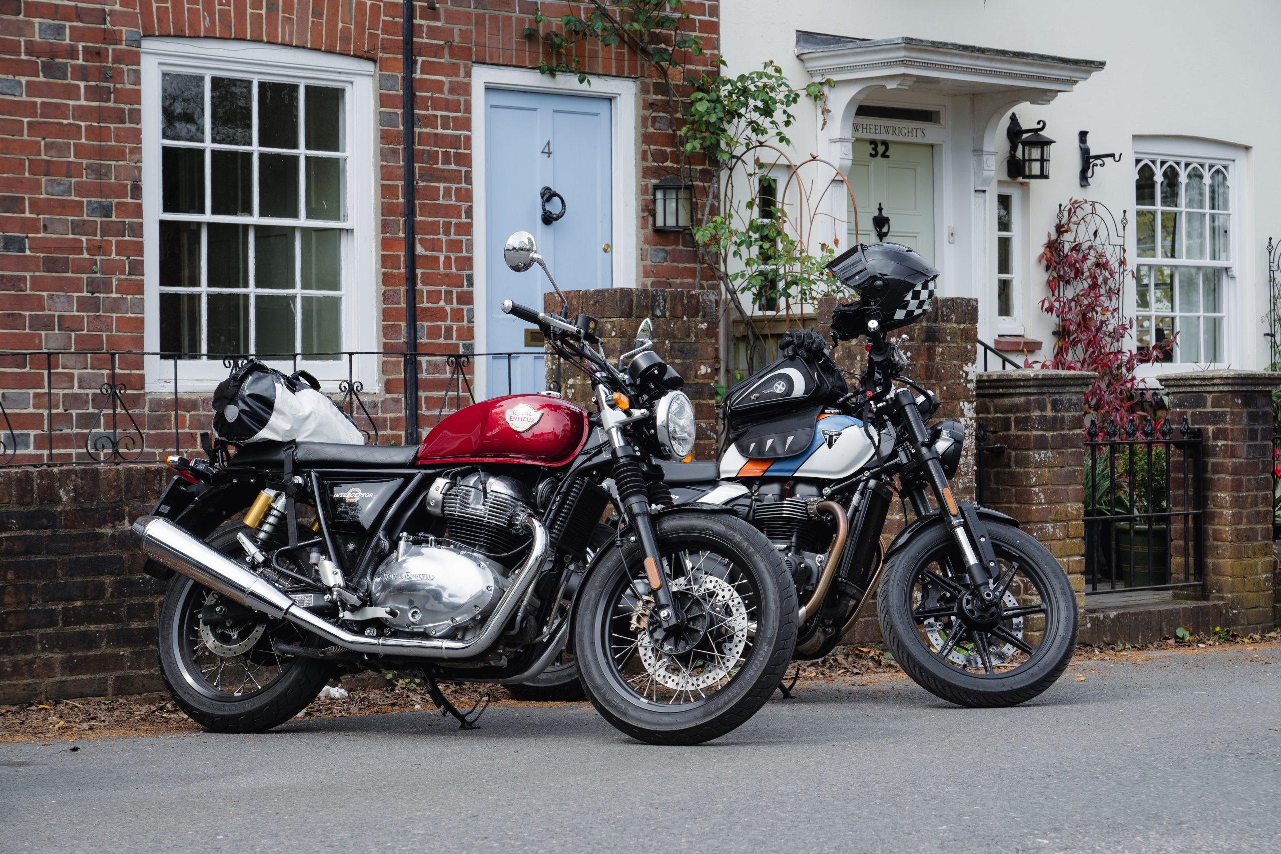 Royal Enfield Interceptor 650 vs Triumph Speed Twin 900