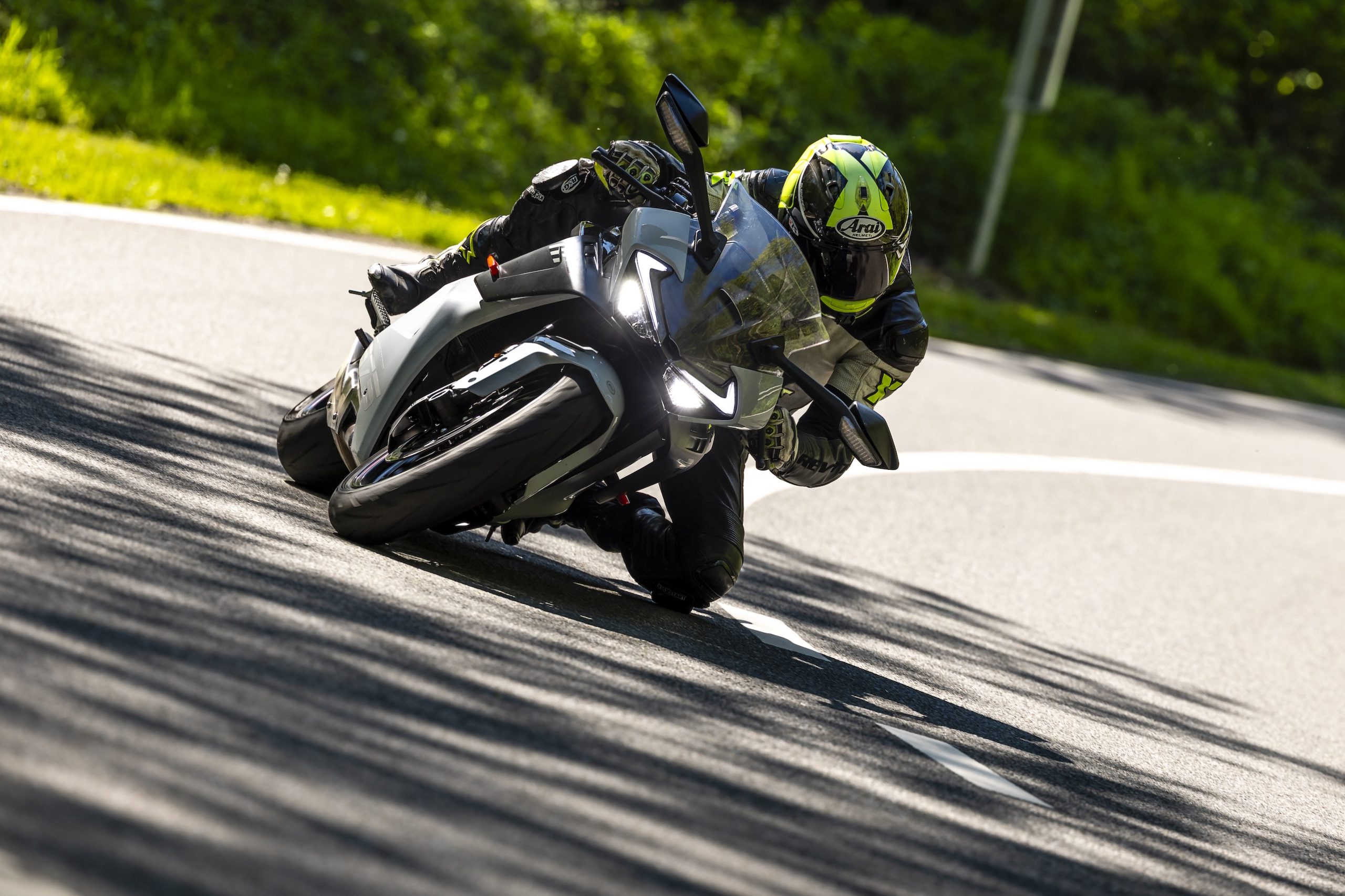CFMoto 675SR-R vs Ducati Panigale V2 S vs Yamaha R9