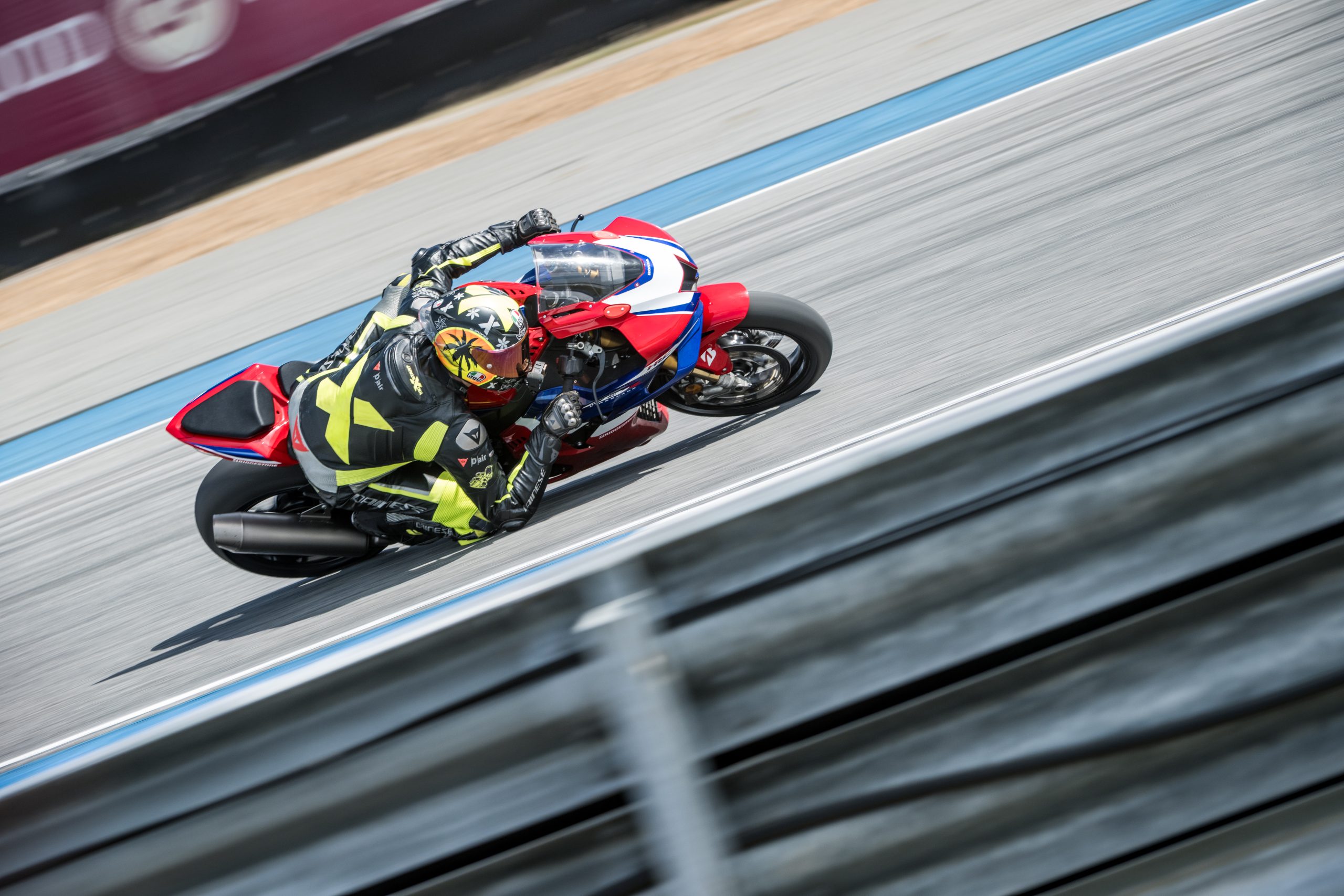 Bridgestone Battleax V03