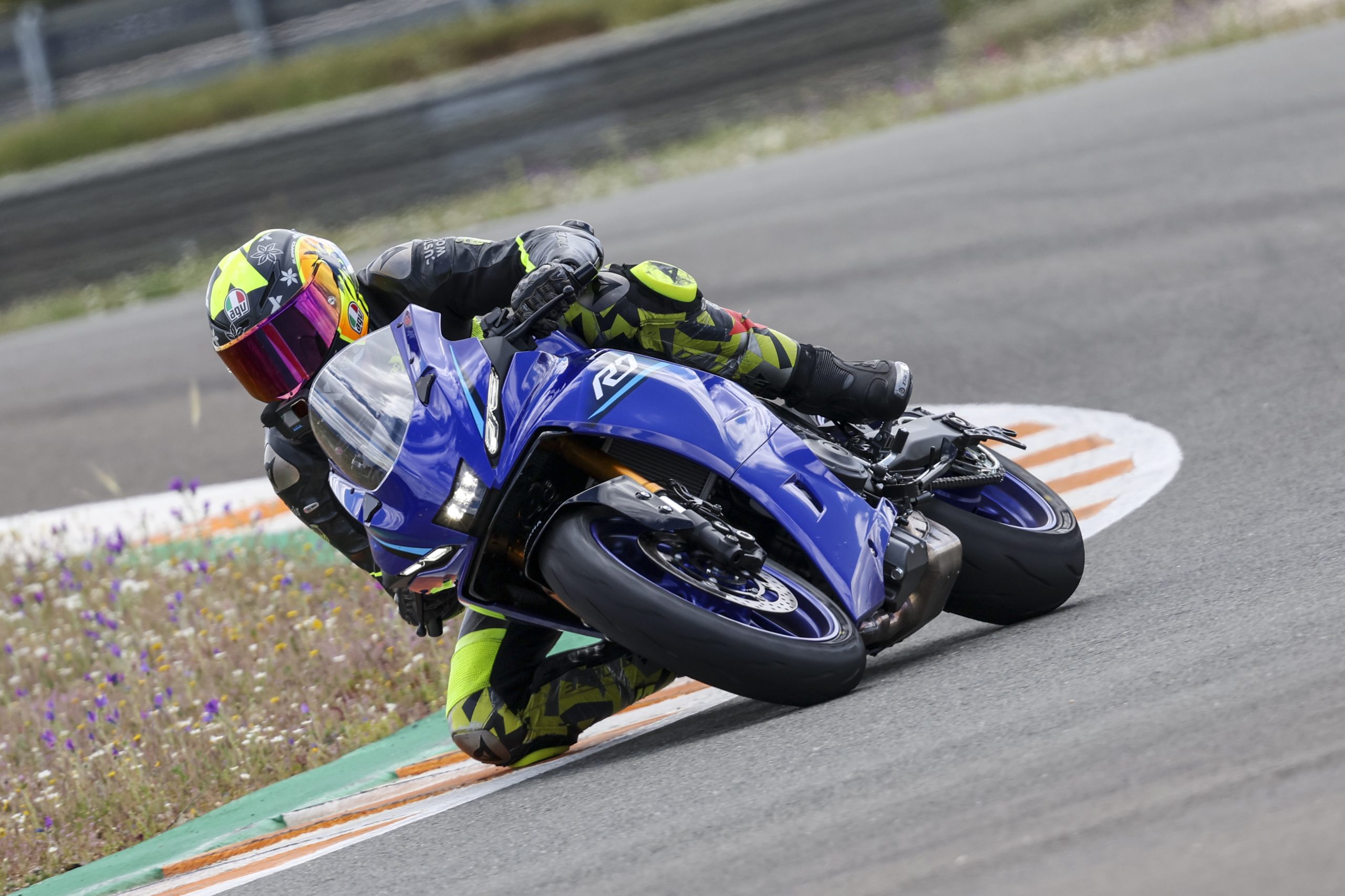 Yamaha R7