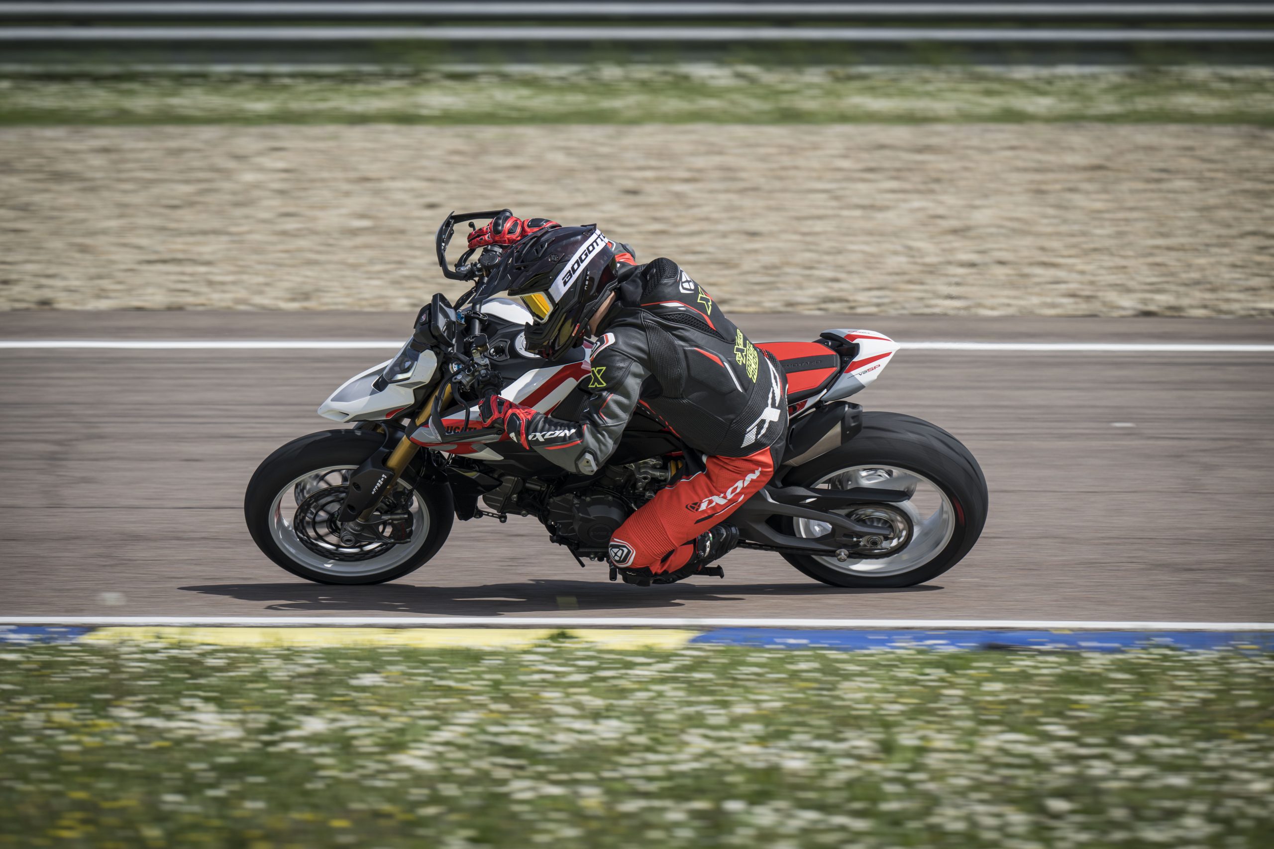 Ducati Hypermotard V2 SP